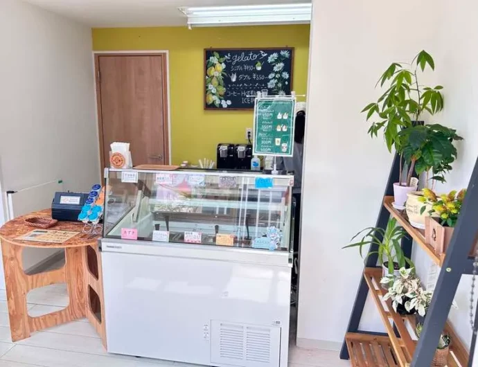 「よりみちジェラート小葉」の店内のジェラートケース