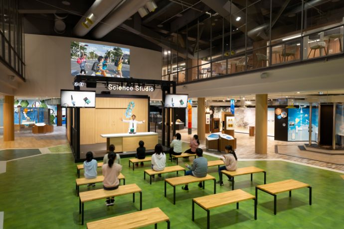 日立シビックセンター科学館の「はっけんフィールド」内にあるサイエンススタジオの写真