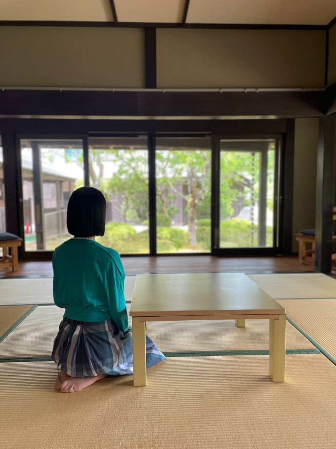 若州一滴文庫にある茅葺館の内観
