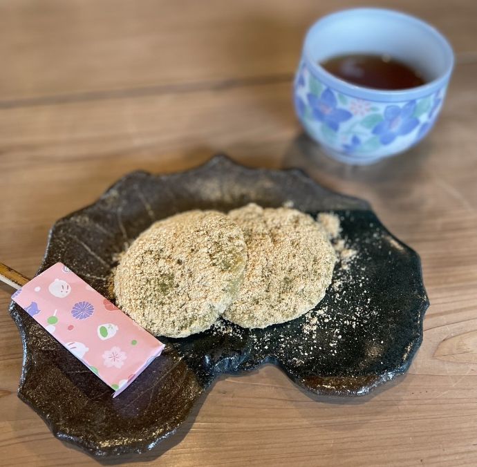 若州一滴文庫にある六角堂でいただける「よもぎ餅」