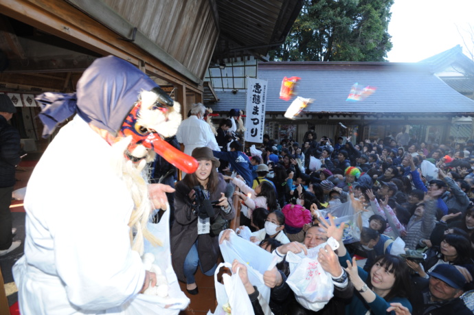 茨城県笠間市の「悪態まつり」で餅まきする様子