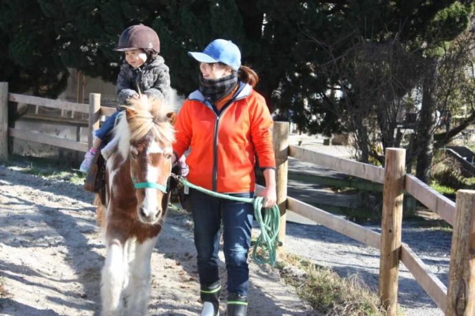 愛知牧場で引き馬体験に参加中の子ども
