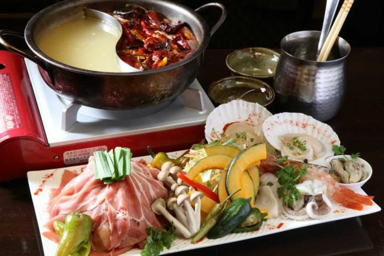港区にある「赤い壺」の人気料理「赤い豚しゃぶ鍋」