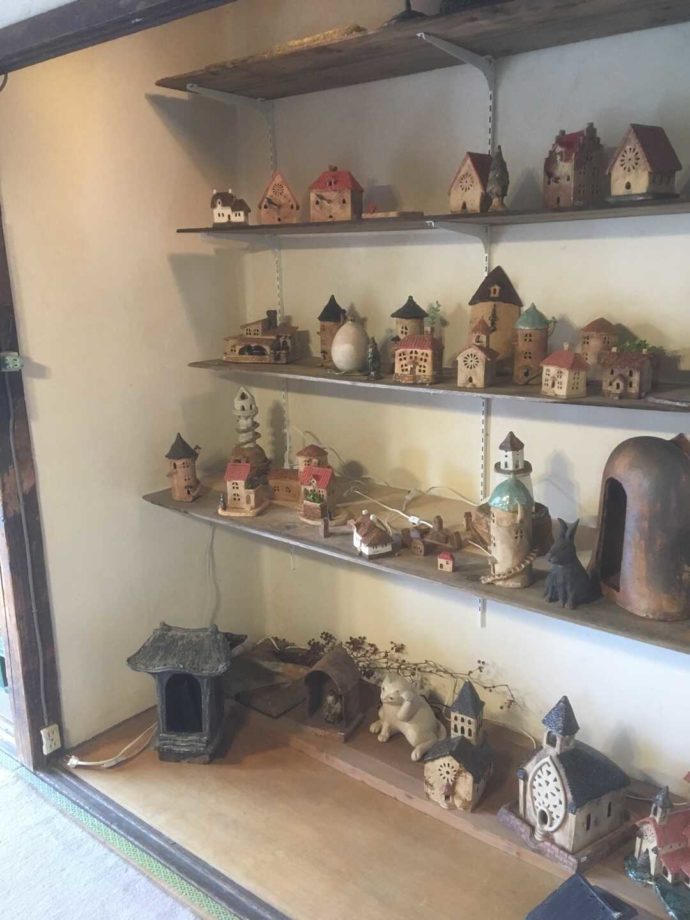 gotica陶芸工房の教室内の作品展示