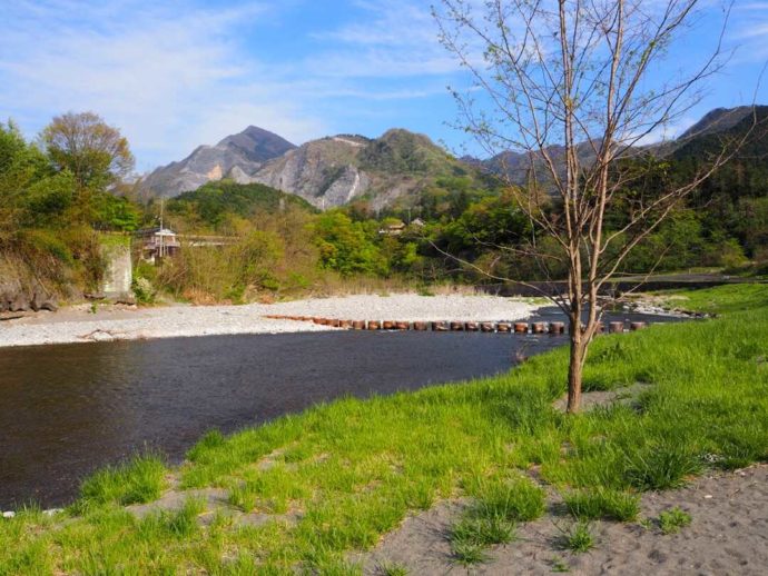 工房の近くにある荒川と武甲山の画像