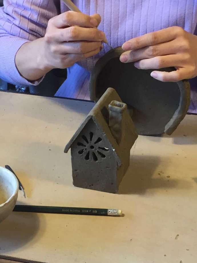 参加者が家づくりをしている画像