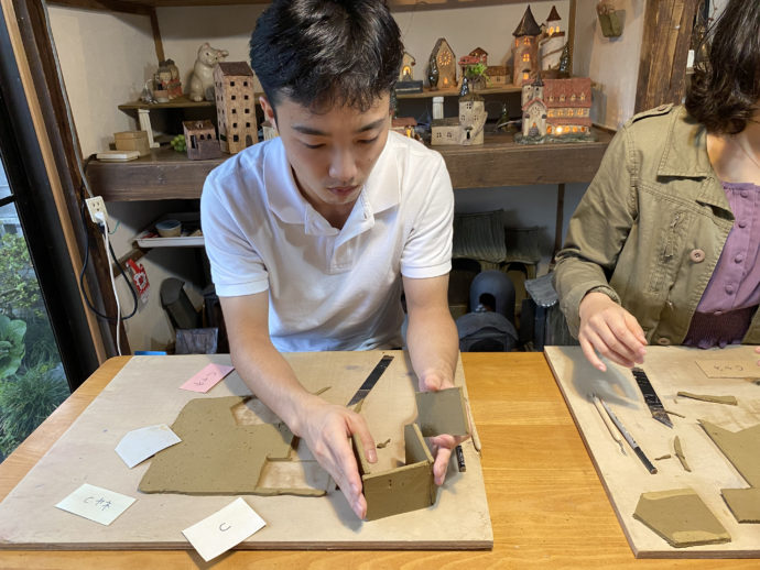 切り出したタタラを家の形に組み立てている様子