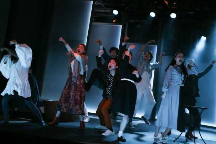 『水』の出演者が手を上げて叫んでいる演技