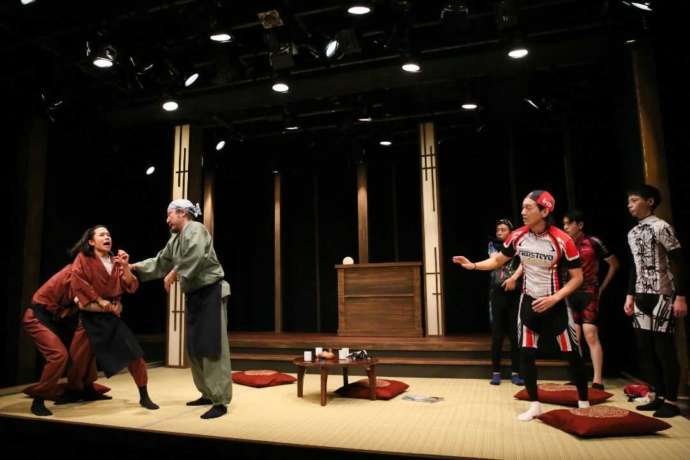 『崩れる』の演技の一部