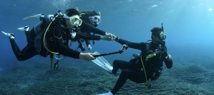 「東京都八丈島ダイビングショップアラベスク」での体験ダイビングの様子