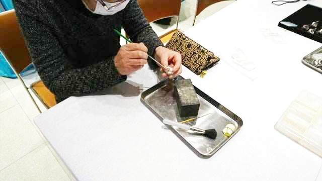 山梨県甲府市にある「アートクレイ銀花」でアクセサリー作りをする男性の手元