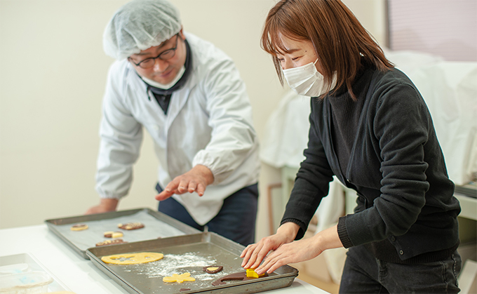 あさぎりフードパークのお菓子作り体験の様子