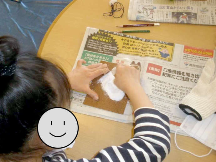 勾玉作りをしている様子