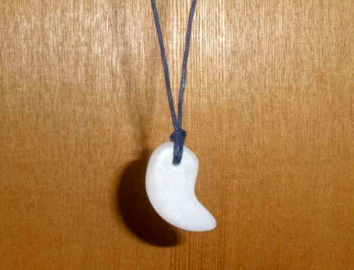 手作りの勾玉のネックレスの写真