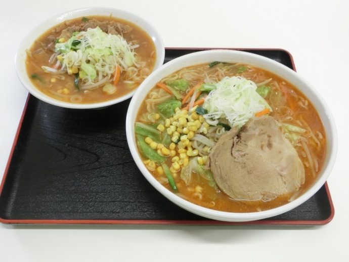 「道の駅あさひまち りんごの森」の喫茶・軽食コーナーにて提供される「ビッグラーメン(味噌味)」