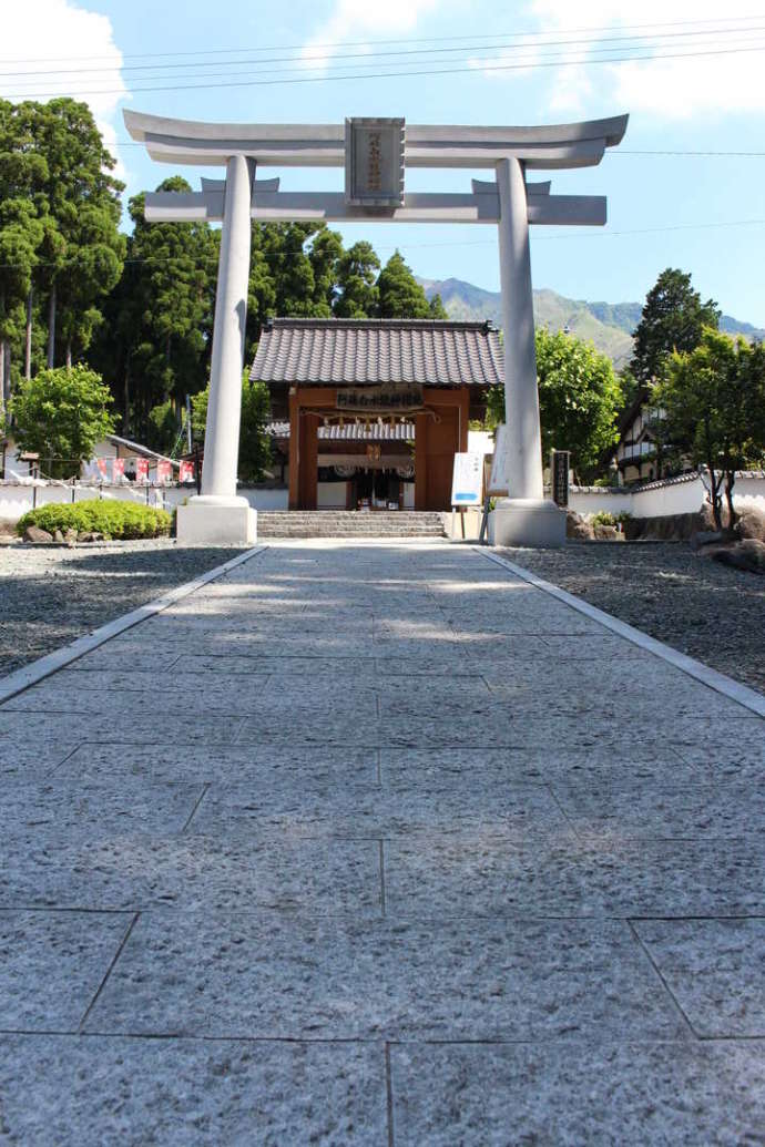 「阿蘇白水龍神權現（白蛇神社）」の鳥居と参道