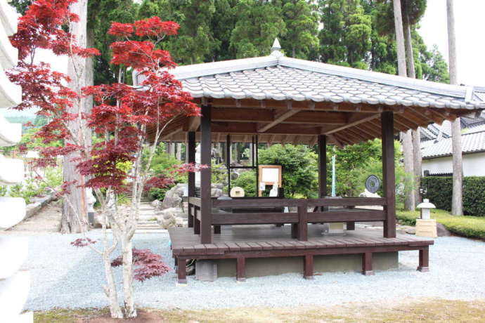 「阿蘇白水龍神權現（白蛇神社）」境内にある東屋