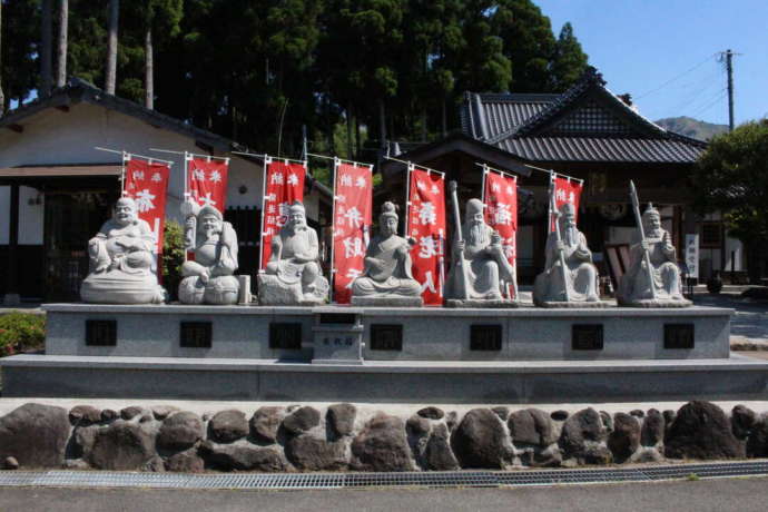 「阿蘇白水龍神權現（白蛇神社）」境内にある七福神像