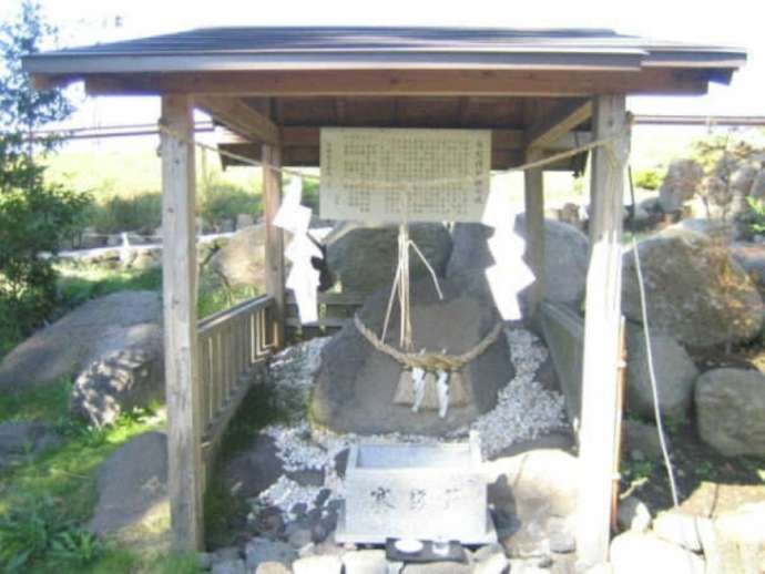 「阿蘇白水龍神權現（白蛇神社）」の境内にある岩屋