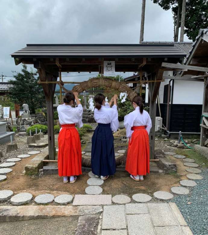 「阿蘇白水龍神權現（白蛇神社）」の境内にある茅の輪と巫女さん