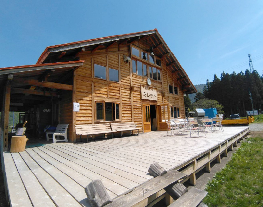 あわすのスキー場にある山小屋風の多目的センターミレット