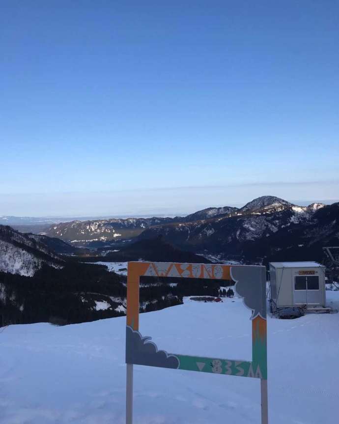 あわすのスキー場のゲレンデ頂上から眺めた周囲の山並み