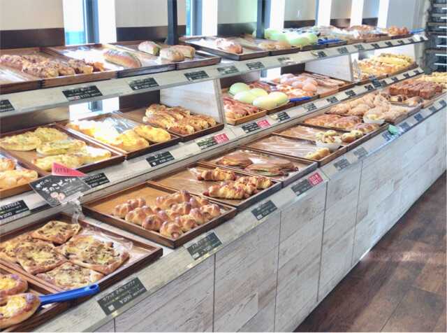愛知県豊橋市にあるベーカリーショパン三ノ輪本店の店内