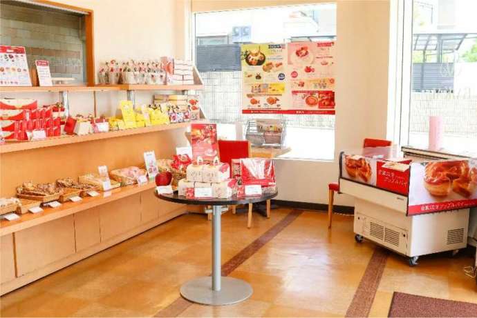「バイカル 金閣寺店」の店内にあるギフトコーナー