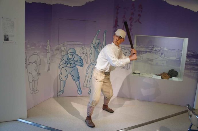 「の・ボールミュージアム」の入り口にある正岡子規の野球像