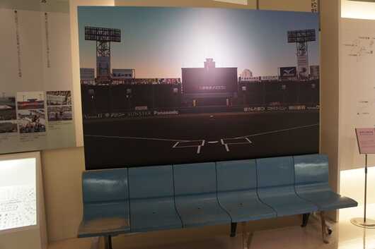 「の・ボールミュージアム」のフォトスポットである甲子園のベンチ