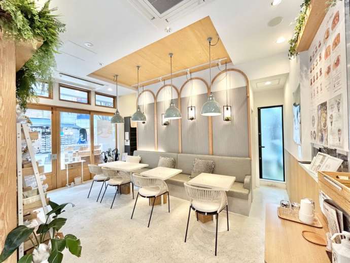 「Fluffy’s cafe」のカフェスペース内観