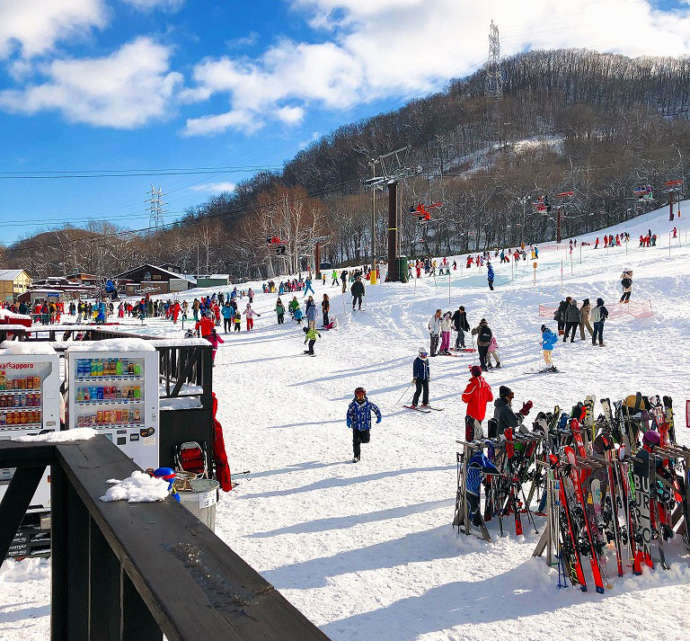 北海道札幌市にあるさっぽろばんけいスキー場でスキーやスノーボードを楽しむ人々