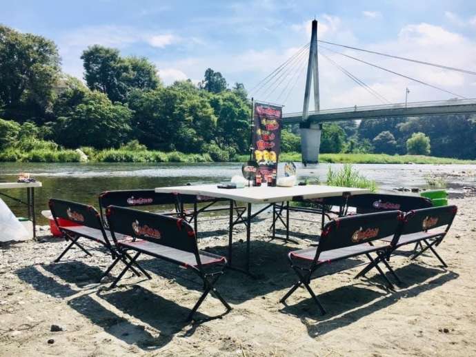 川べりにセッティングされたBBQ太郎のバーベキューセット