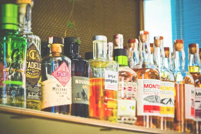 「URBAN EARTH BBQ ホテル京阪京都グランデ店」のドリンクカウンターに並ぶお酒