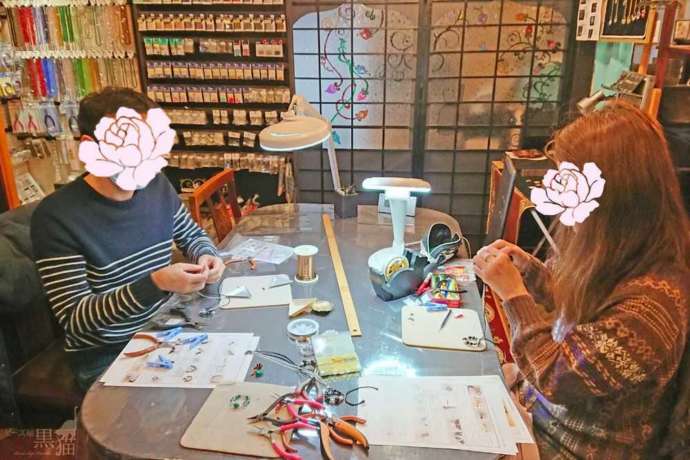 ビーズ屋黒猫の体験教室のカップル