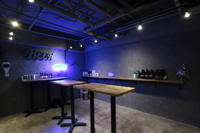 照明が落とされているクラフトビール シザーズ 池尻大橋の店内