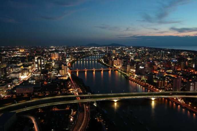 「Befcoばかうけ展望室」から望む萬代橋側の眺望（夜）