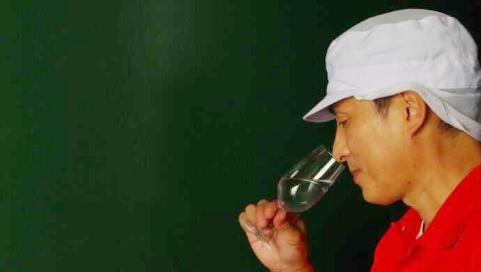 紅乙女酒造の杜氏が香りを確認している様子