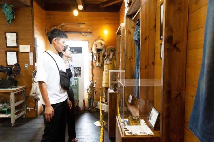 岡山県倉敷市にある「ベティスミス ジーンズミュージアム&ヴィレッジ」内を散策しているカップル