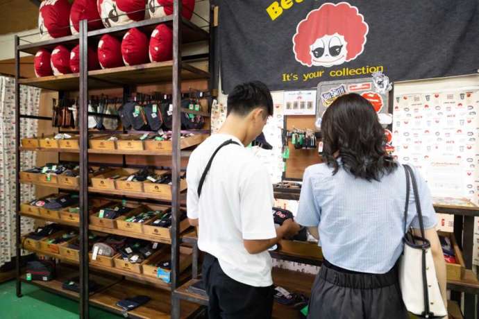 岡山県倉敷市にある「ベティスミス ジーンズミュージアム&ヴィレッジ」でお買い物をするカップル