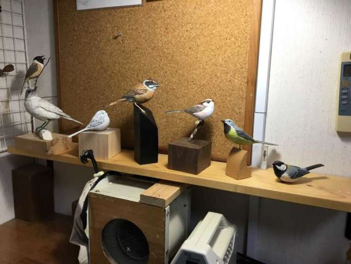 ありむら工房内に展示されているバードカービング作品