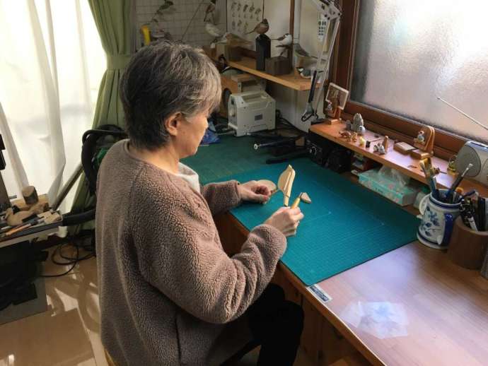 ありむら工房のバードカービングに挑戦している人