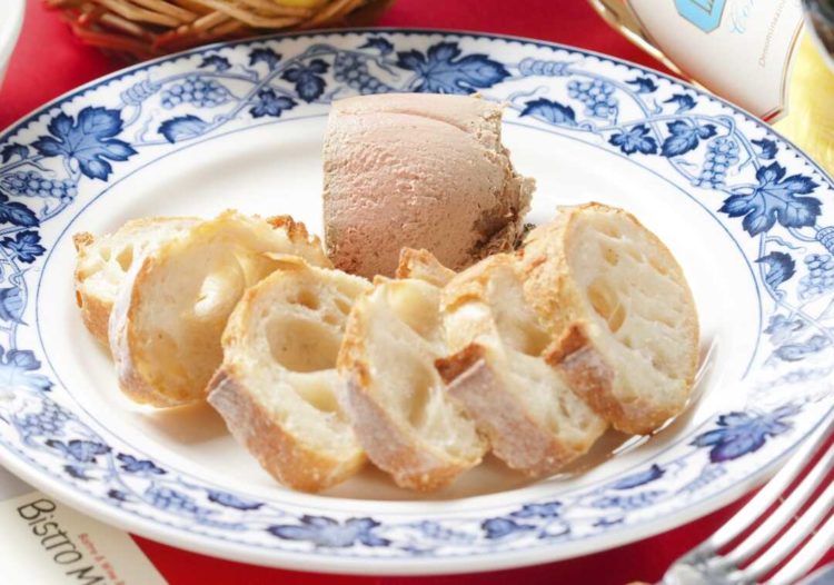 「神戸 牛ほほ肉のフレンチ酒場 ビストロミヤン」のレバー(播州鶏)のパテ バゲット添え