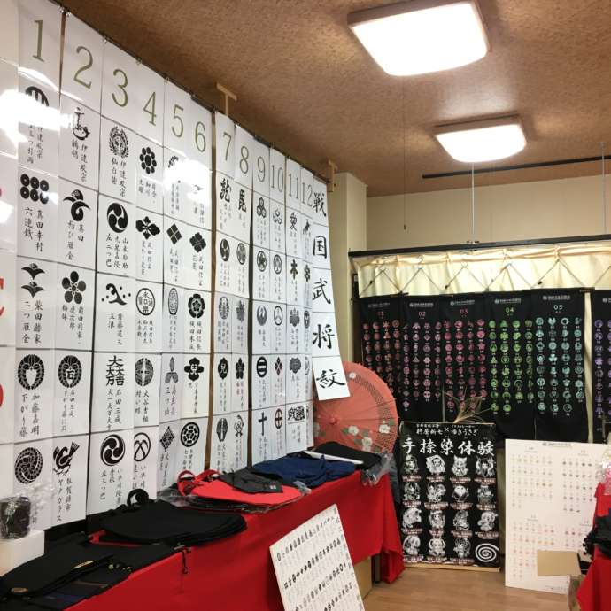 家紋がずらりと並んだ家紋工房柊屋新七の内観