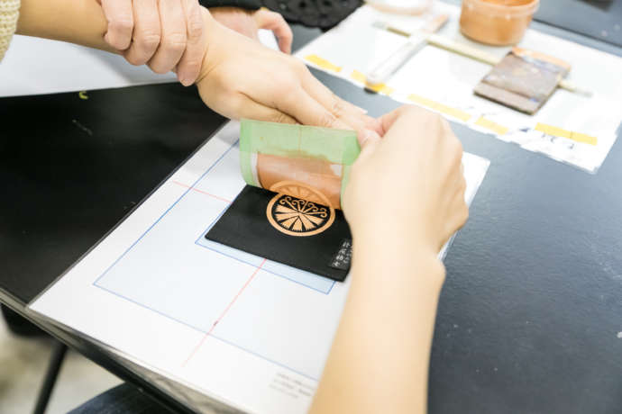 柊屋新七の手作り体験で講師のサポートを受けながら作業を進める参加者