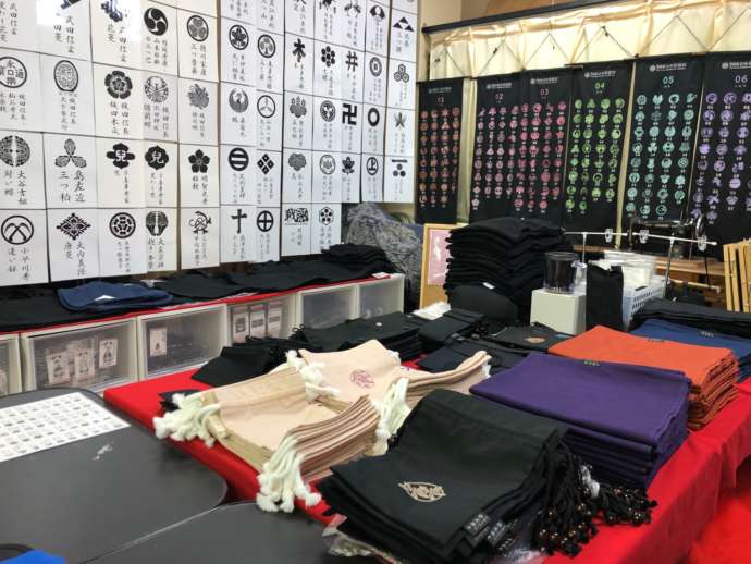 巾着が並ぶ柊屋新七の内観