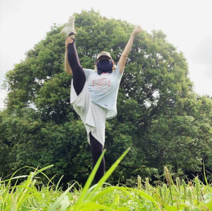 自然の中でのびのびと踊る女性