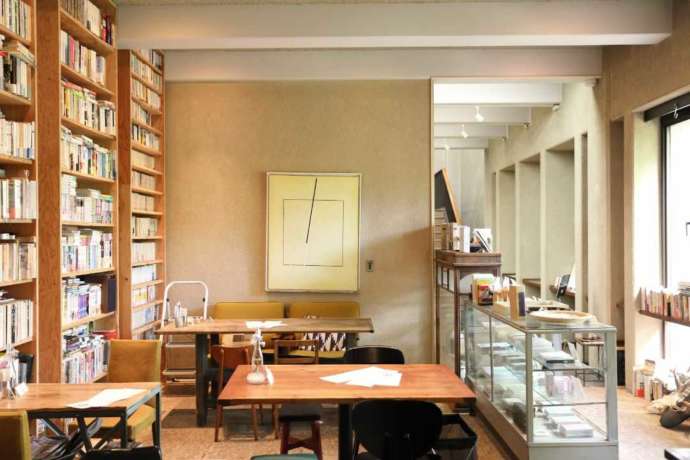 東京都目黒区にある『BUNDAN COFFEE & BEER』の店内を引きで眺める