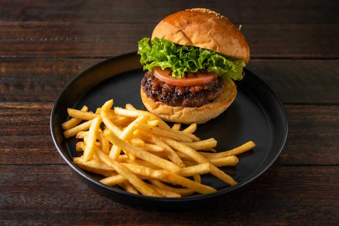 café STUDIOの看板メニュー「クラシックバーガー」