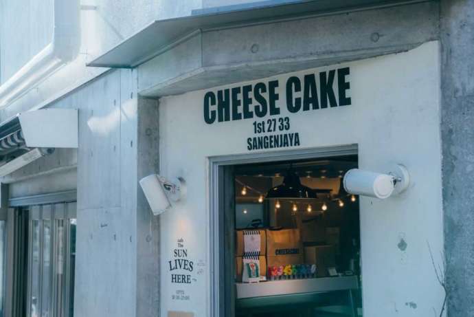 三軒茶屋駅にある「cafe The SUN LIVES HERE」の外観